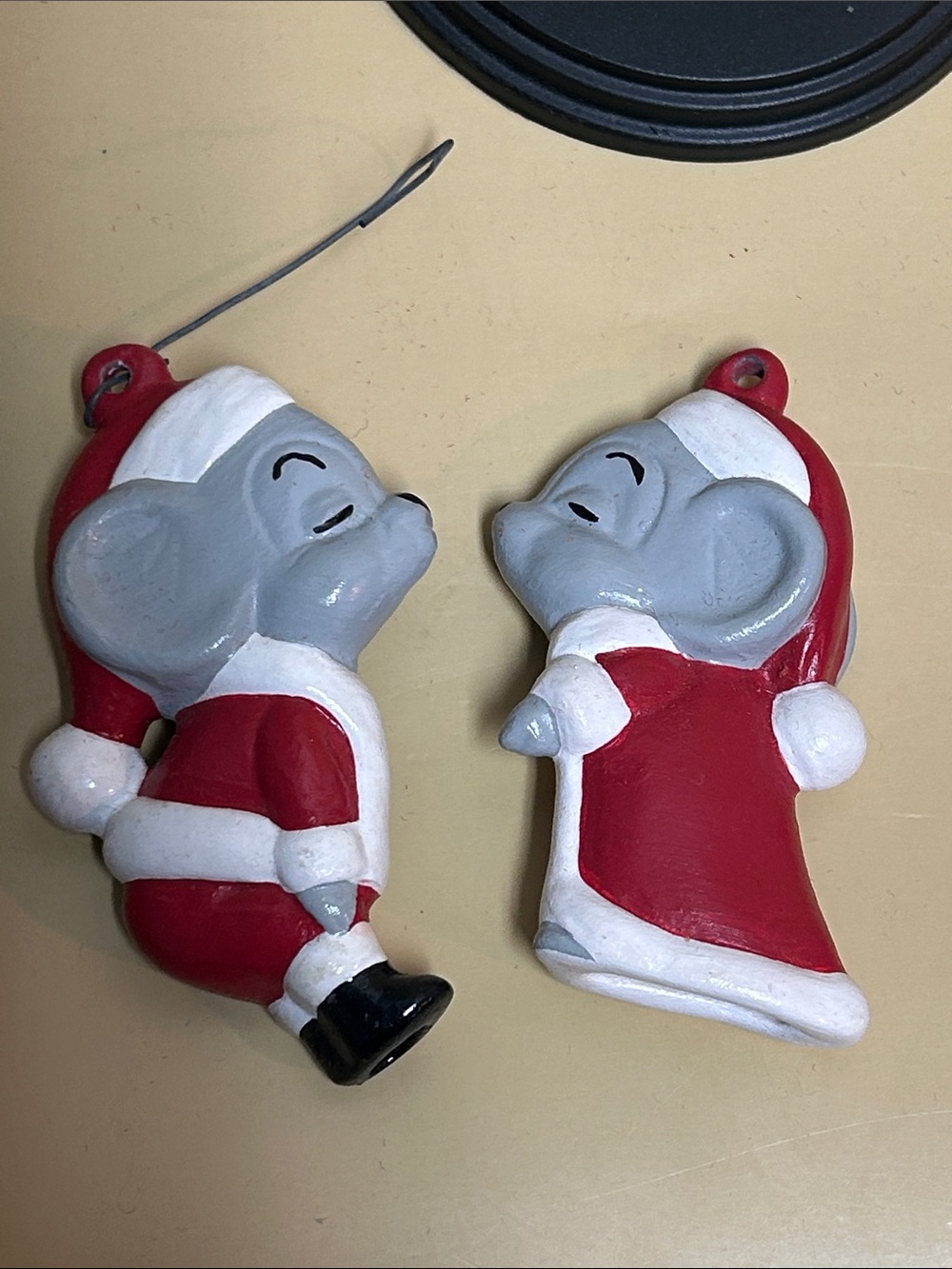 VINTAGE ALBERTA'S CERAMIC MOLD KISSING MRS. SANTA MOUSE Ornement tree set of 2